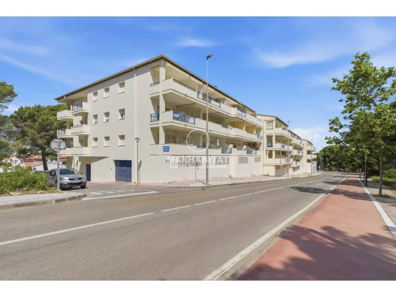 Vista exterior de Piso en venta en L'Escala con Terraza, Amueblado y Piscina comunitaria