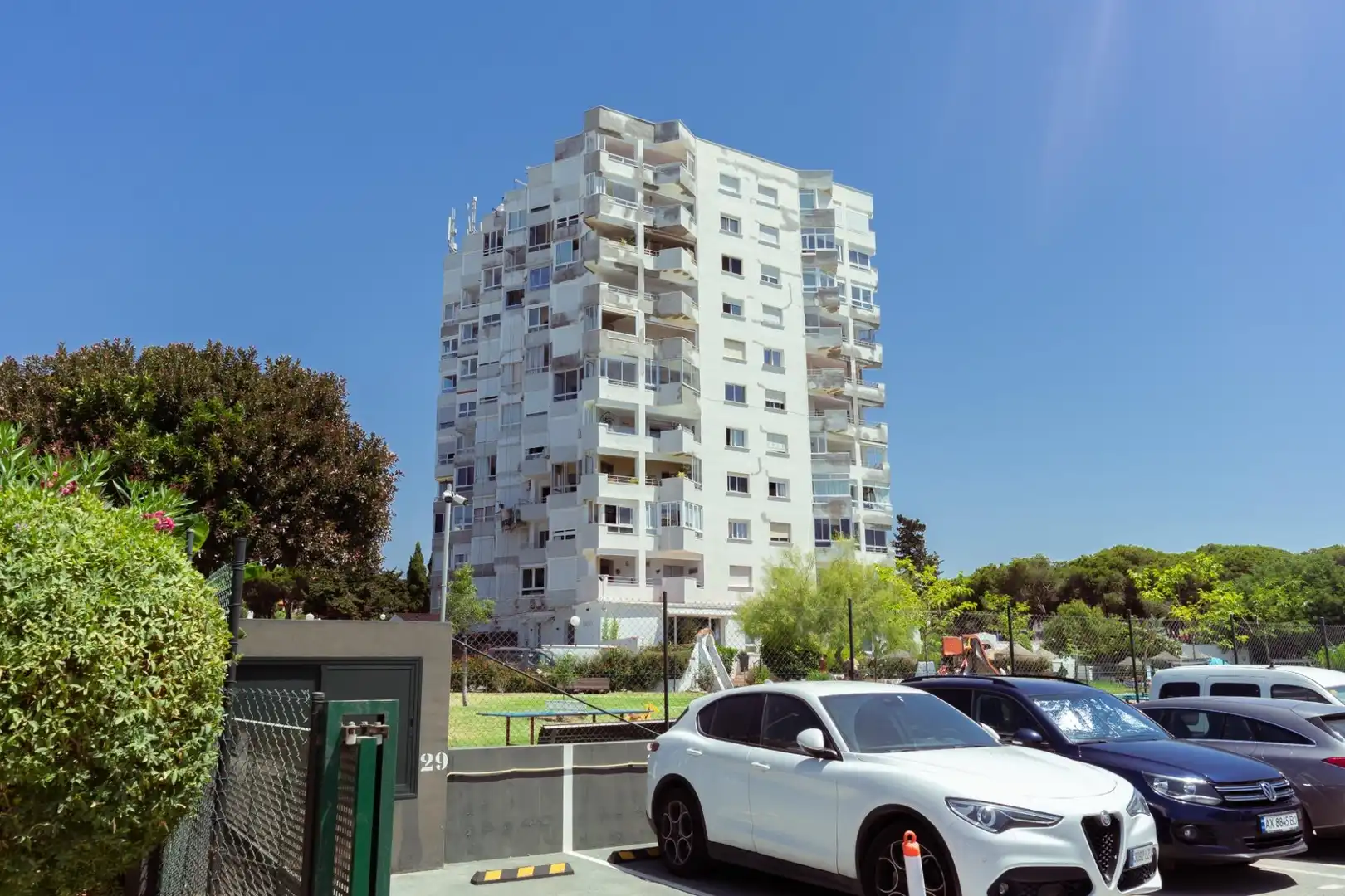 Vista exterior de Estudi en venda en Marbella amb Aire condicionat, Jardí privat i Moblat