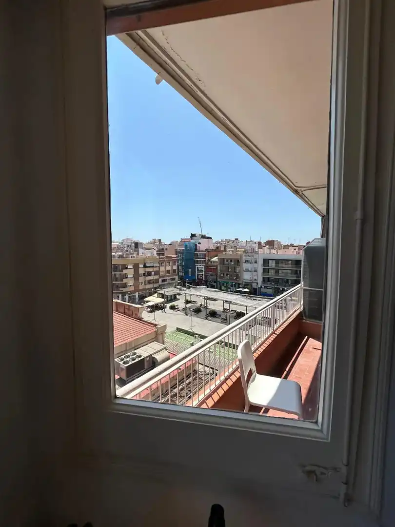 Vista exterior de Pis per a compartir en Collblanc - La Torrassa
