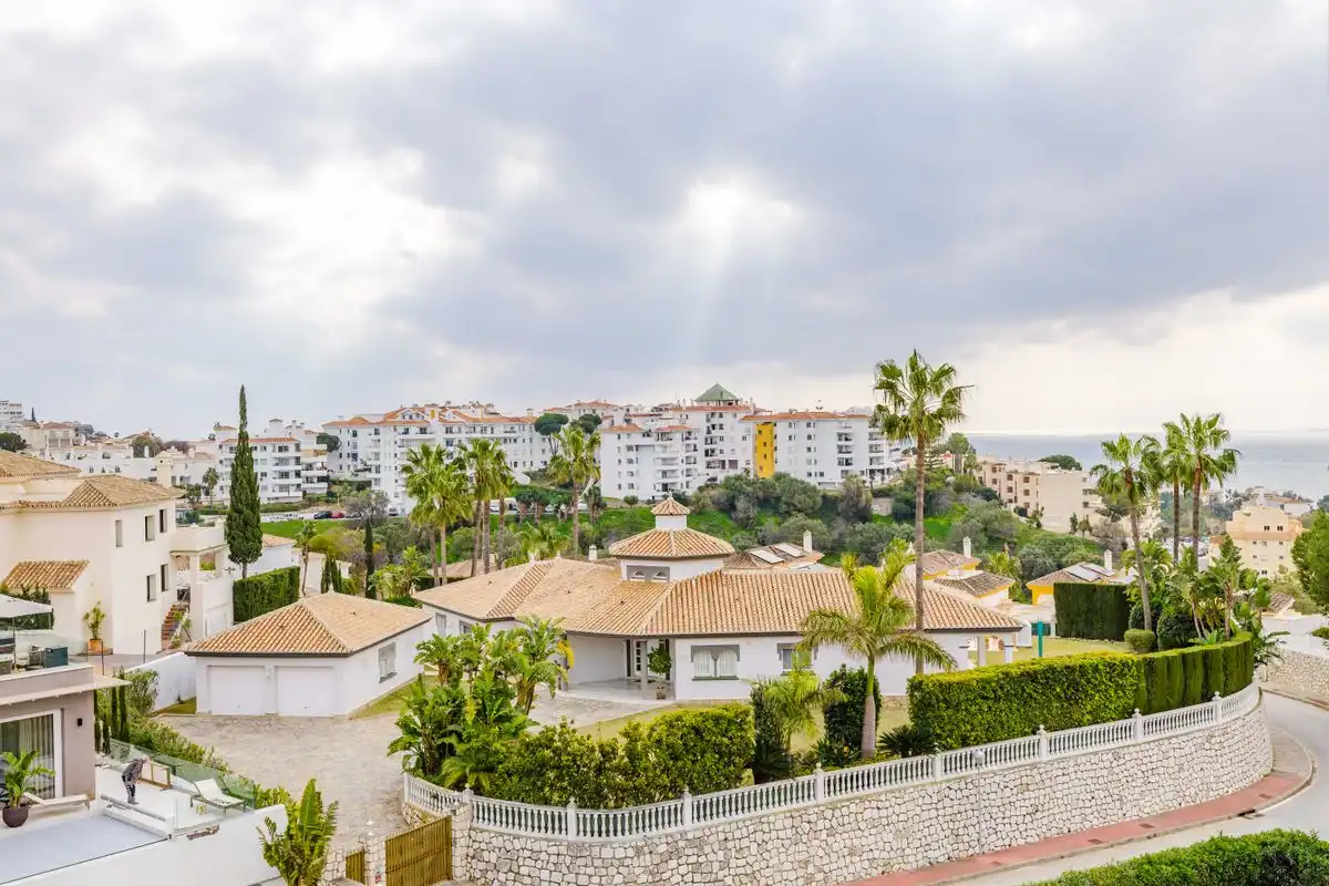 Vista exterior de Àtic en venda en Mijas amb Aire condicionat, Calefacció i Jardí privat