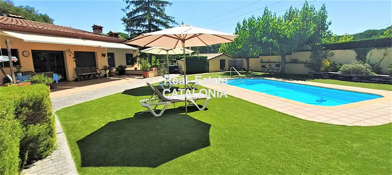 Vista exterior de Casa o xalet en venda en Caldes de Malavella amb Calefacció, Jardí privat i Terrassa