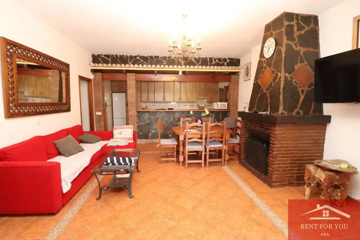 Sala d'estar de Casa o xalet de lloguer en Alozaina amb Aire condicionat, Jardí privat i Piscina