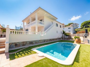 Casa amb piscina en venda a Can Massuet del Far