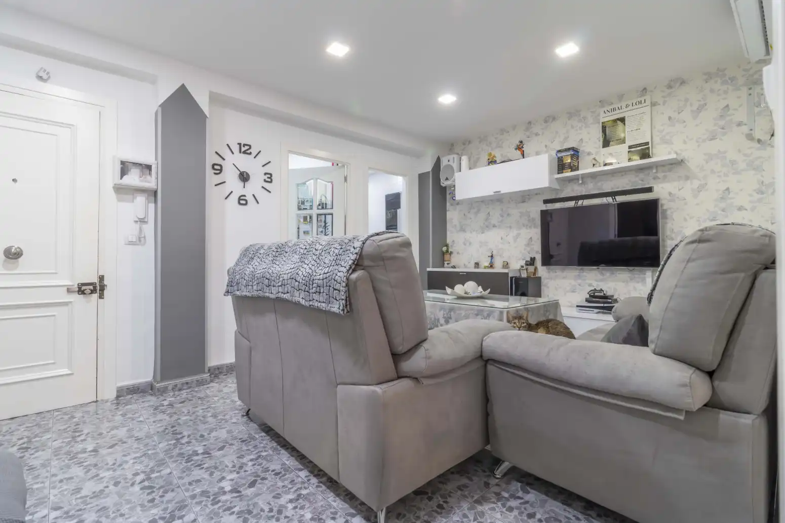 Living room of Flat for sale in Sevilla  with Air Conditioner, Storage room and Balcony