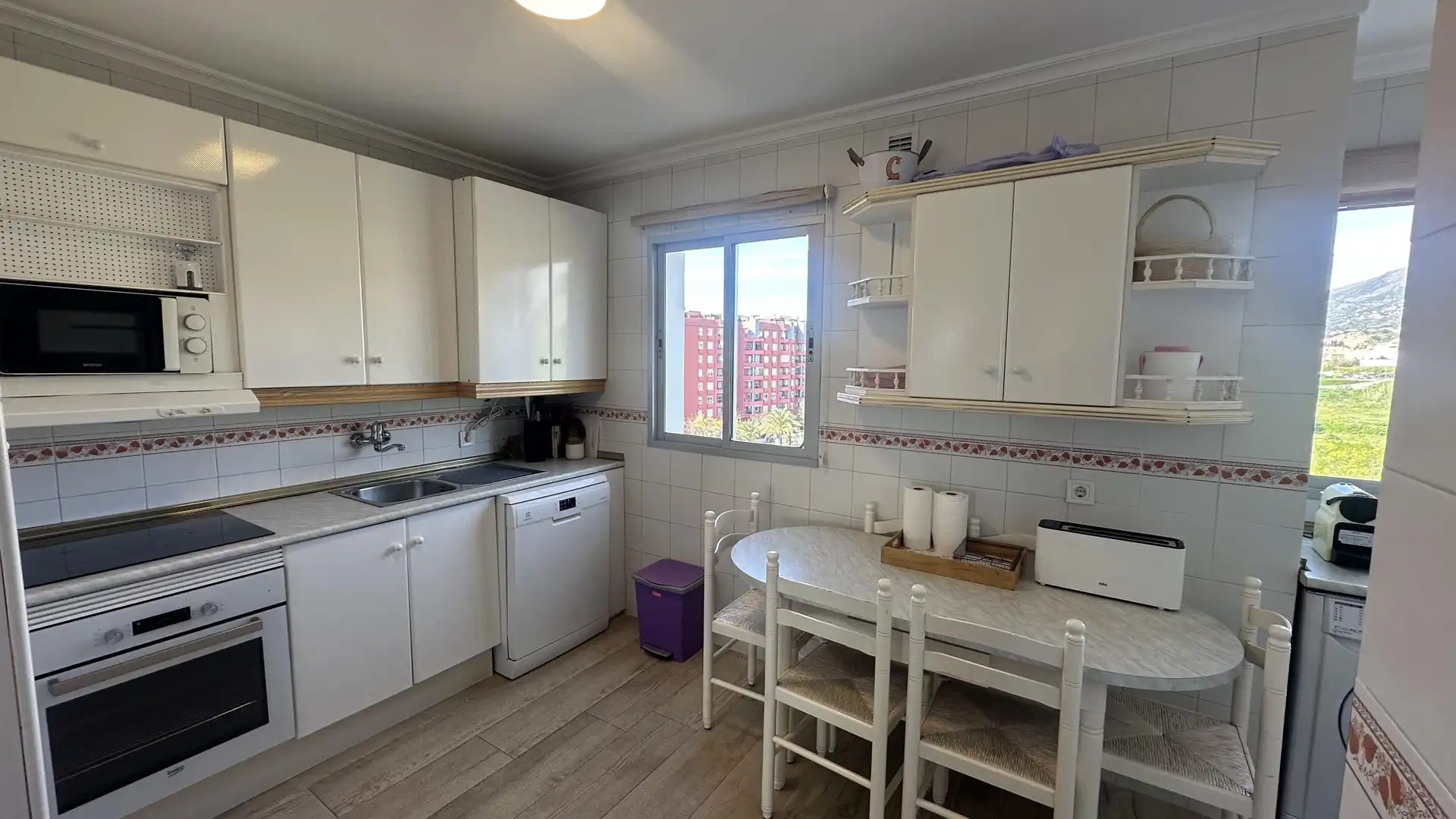 Cuina de Apartament de lloguer en Fuengirola amb Jardí privat i Piscina comunitària