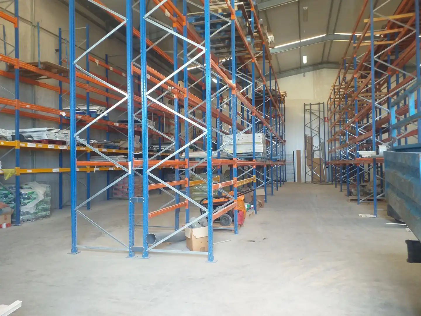 Industrial buildings for rent in Arona