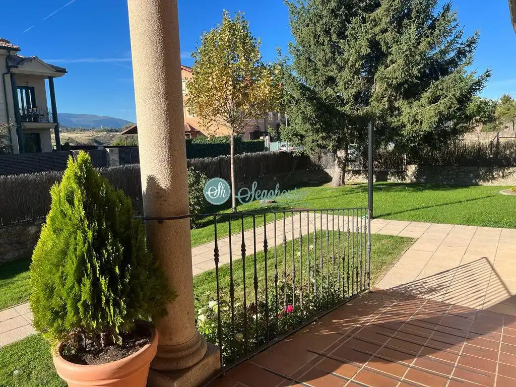 Jardí de Casa o xalet de lloguer en Palazuelos de Eresma amb Calefacció, Terrassa i Moblat