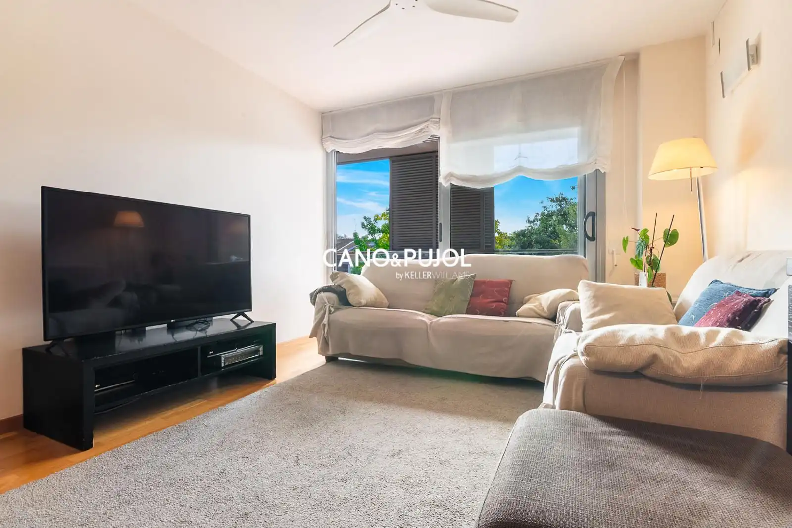 Living room of Flat for sale in Sant Cugat del Vallès  with Heating, Terrace and Storage room