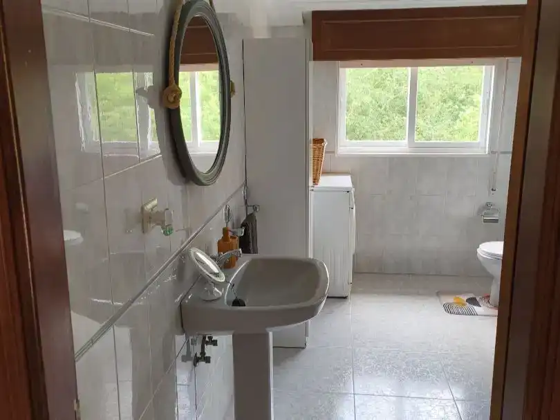 Badezimmer von Wohnung zur Miete in Sanxenxo mit Möbliert und Balkon