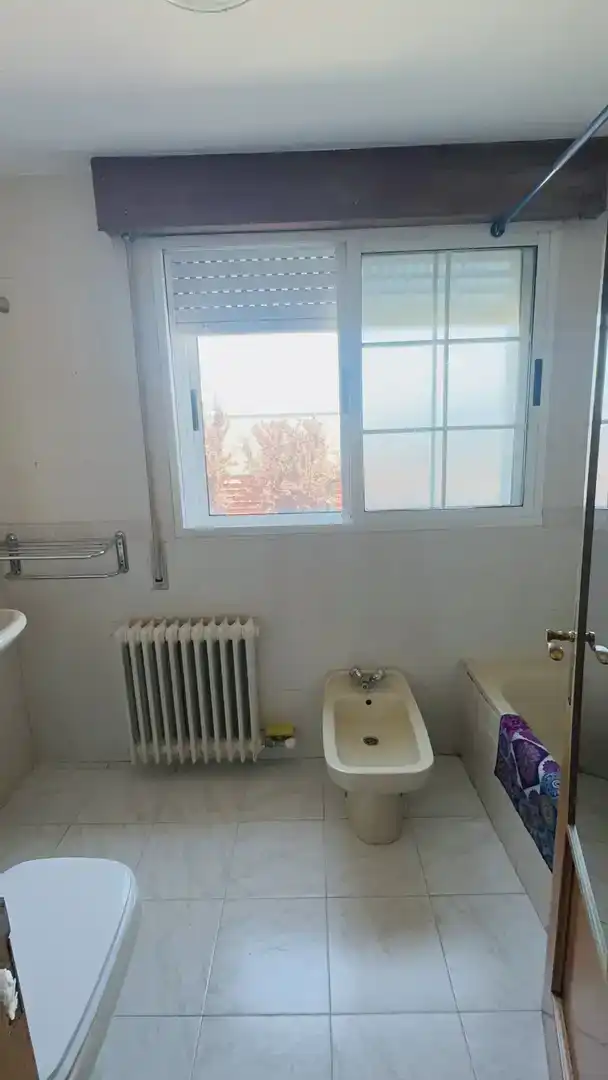 Bany de Casa o xalet en venda en Valladolid amb Parquet, Traster i Moblat