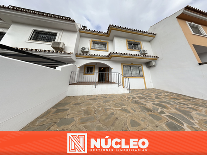 Vista exterior de Casa adosada en venda en Fuengirola amb Aire condicionat, Terrassa i Moblat