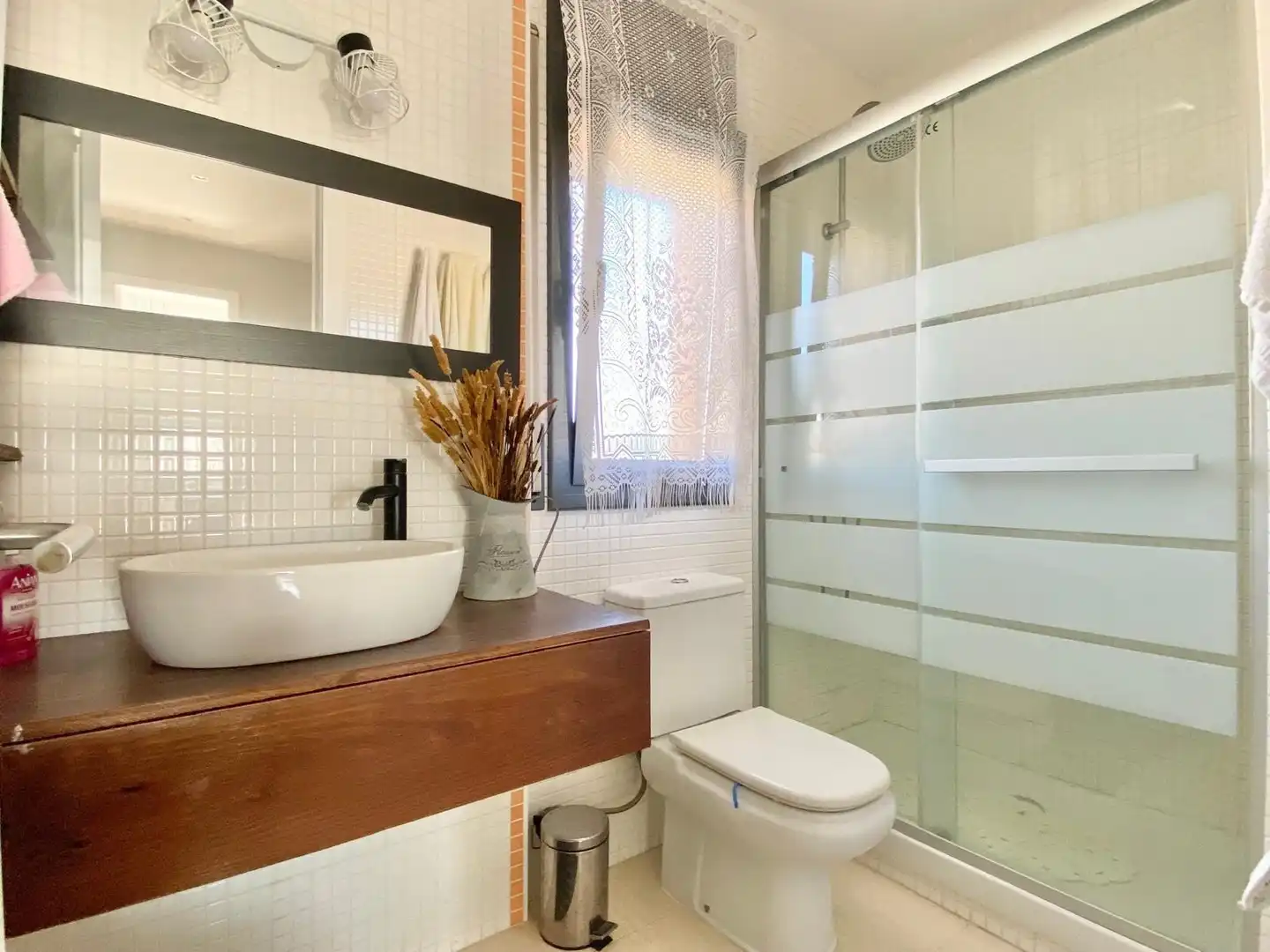 Badezimmer von Einfamilien-Reihenhaus zum Verkauf in El Vendrell mit Klimaanlage, Heizung und Terrasse
