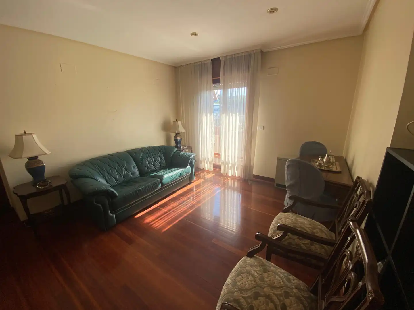 Sala de estar de Piso en venta en Castro-Urdiales con Calefacción, Jardín privado y Parquet