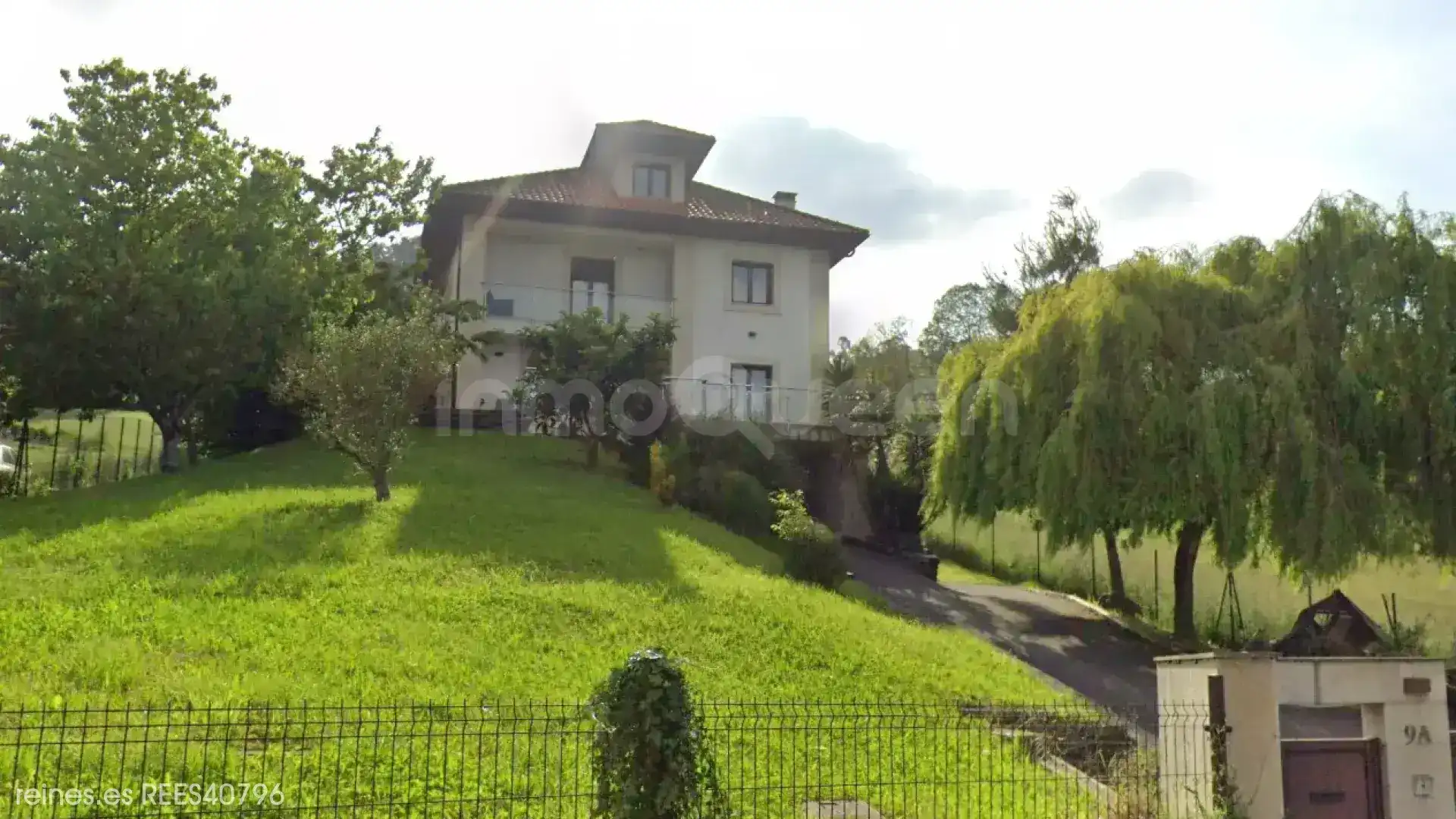 Vista exterior de Casa o xalet en venda en Oviedo  amb Calefacció, Jardí privat i Terrassa