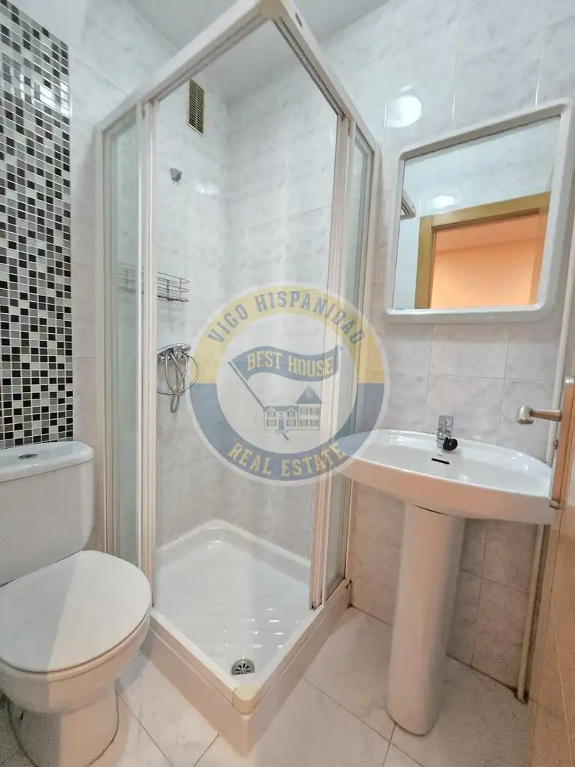 Badezimmer von Wohnung zur Miete in Vigo  mit Heizung, Parkett und Möbliert