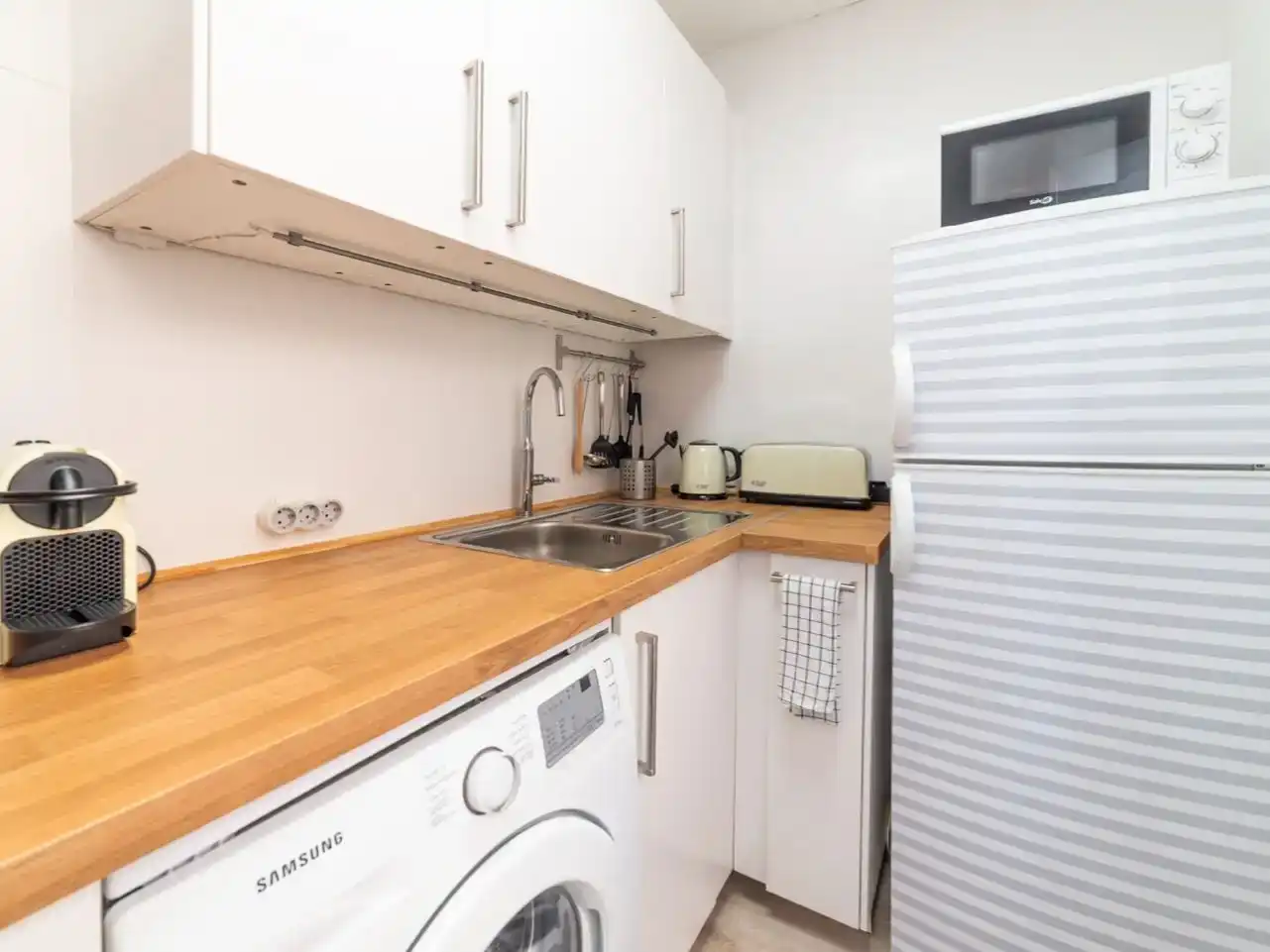 Cuina de Apartament de lloguer en  Sevilla Capital amb Aire condicionat i Balcó