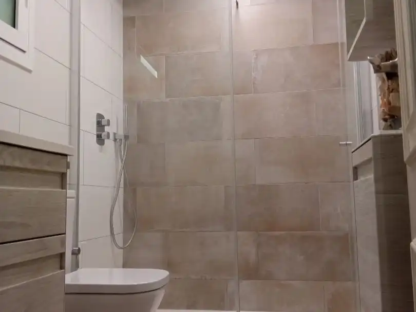 Badezimmer von Wohnung zum Verkauf in Sitges mit Klimaanlage und Balkon