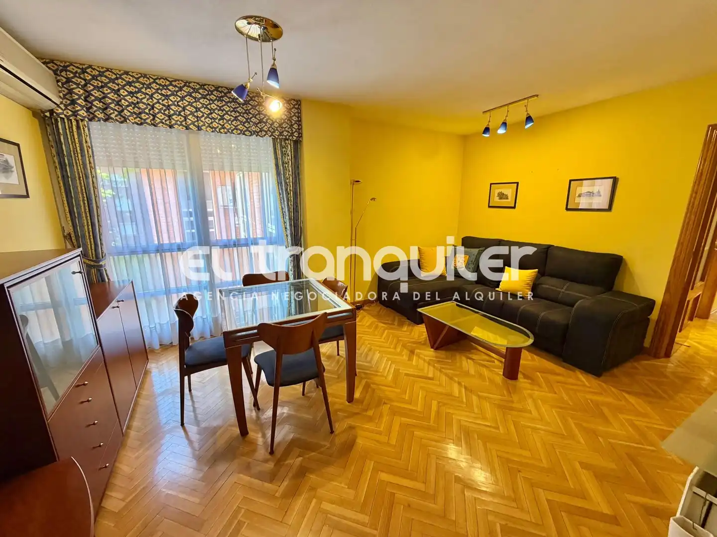 Living room of Flat for rent in Madrid  with Air Conditioner, Parquet flooring and Furnished