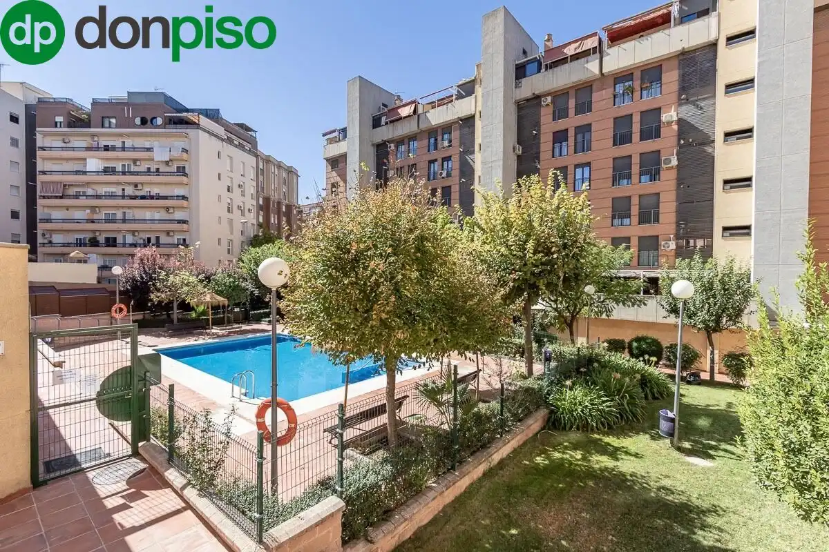 Piscina de Pis en venda en Granada amb Aire condicionat, Calefacció i Piscina comunitària