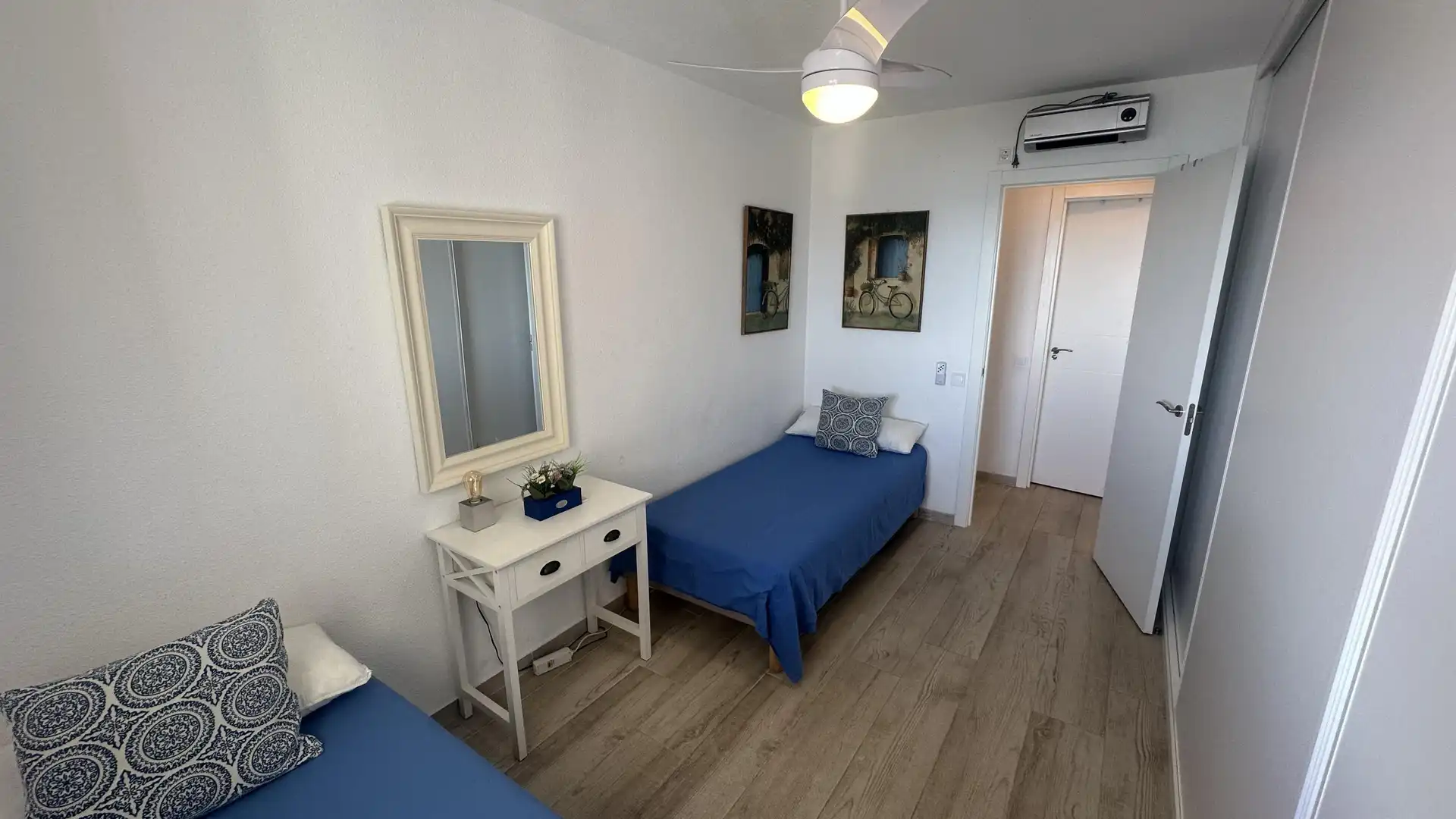 Dormitori de Apartament de lloguer en Fuengirola amb Jardí privat i Piscina comunitària