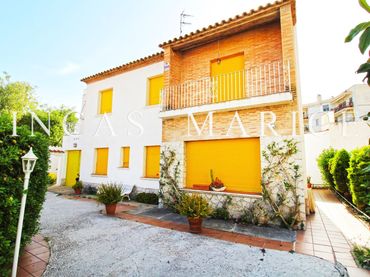 Casa amb jardí en venda a Centre