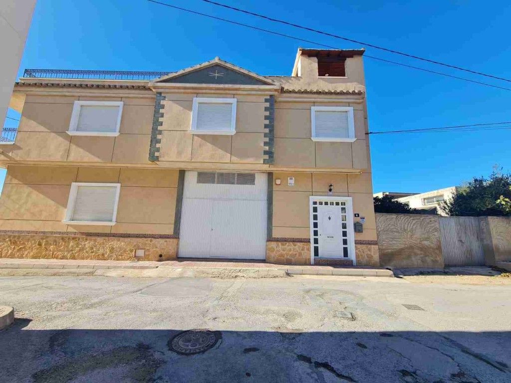 Vista exterior de Casa adosada en venta en Orihuela con Horno, Lavadora y Microondas
