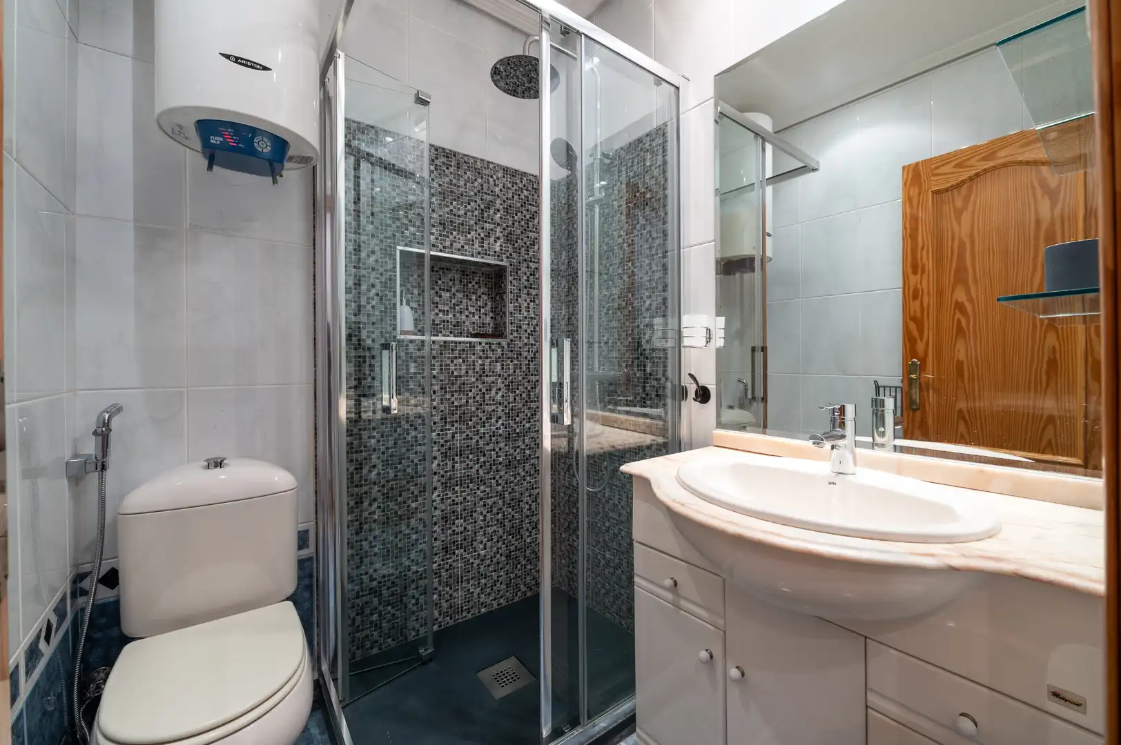 Bathroom of Flat for rent in Madrid  with Air Conditioner, Heating and Parquet flooring