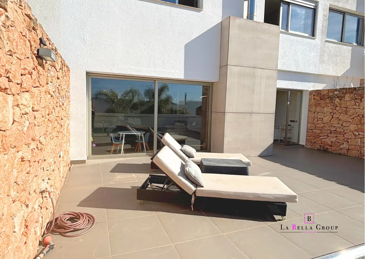 Terrasse von Einfamilien-Reihenhaus zum Verkauf in Santa Eulària des Riu mit Klimaanlage, Heizung und Parkett
