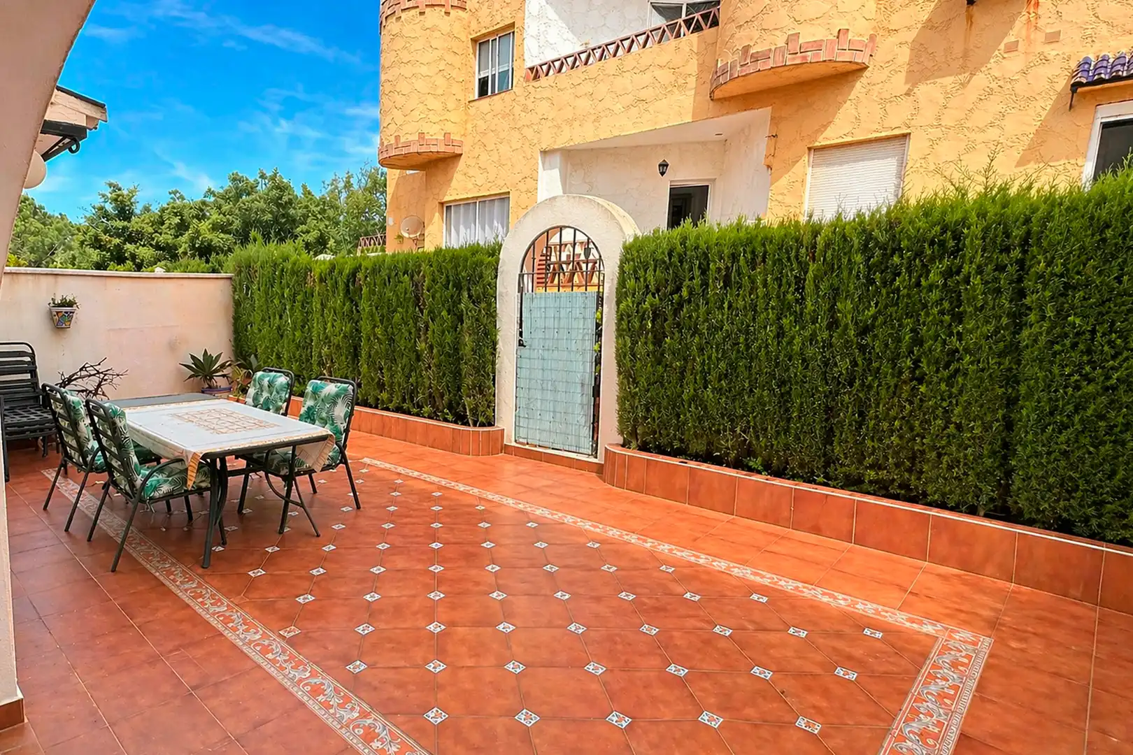Terrasse von Einfamilien-Reihenhaus zum Verkauf in Marbella mit Klimaanlage, Heizung und Terrasse