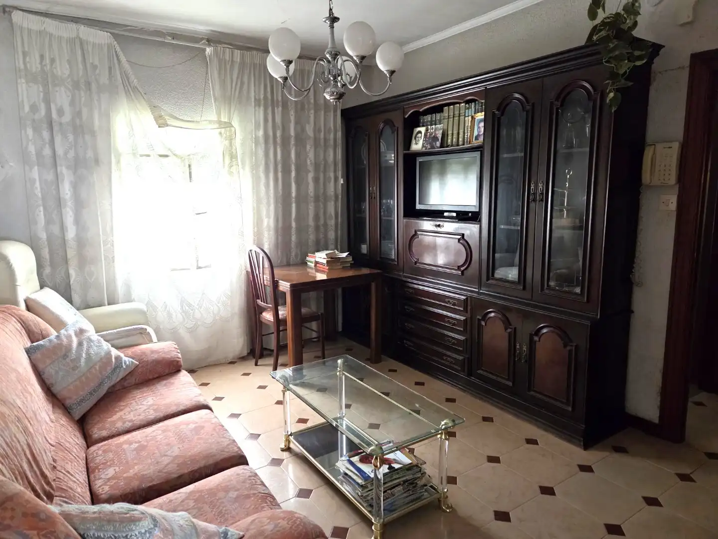 Sala d'estar de Casa adosada en venda en Burgos amb Calefacció i Jardí privat