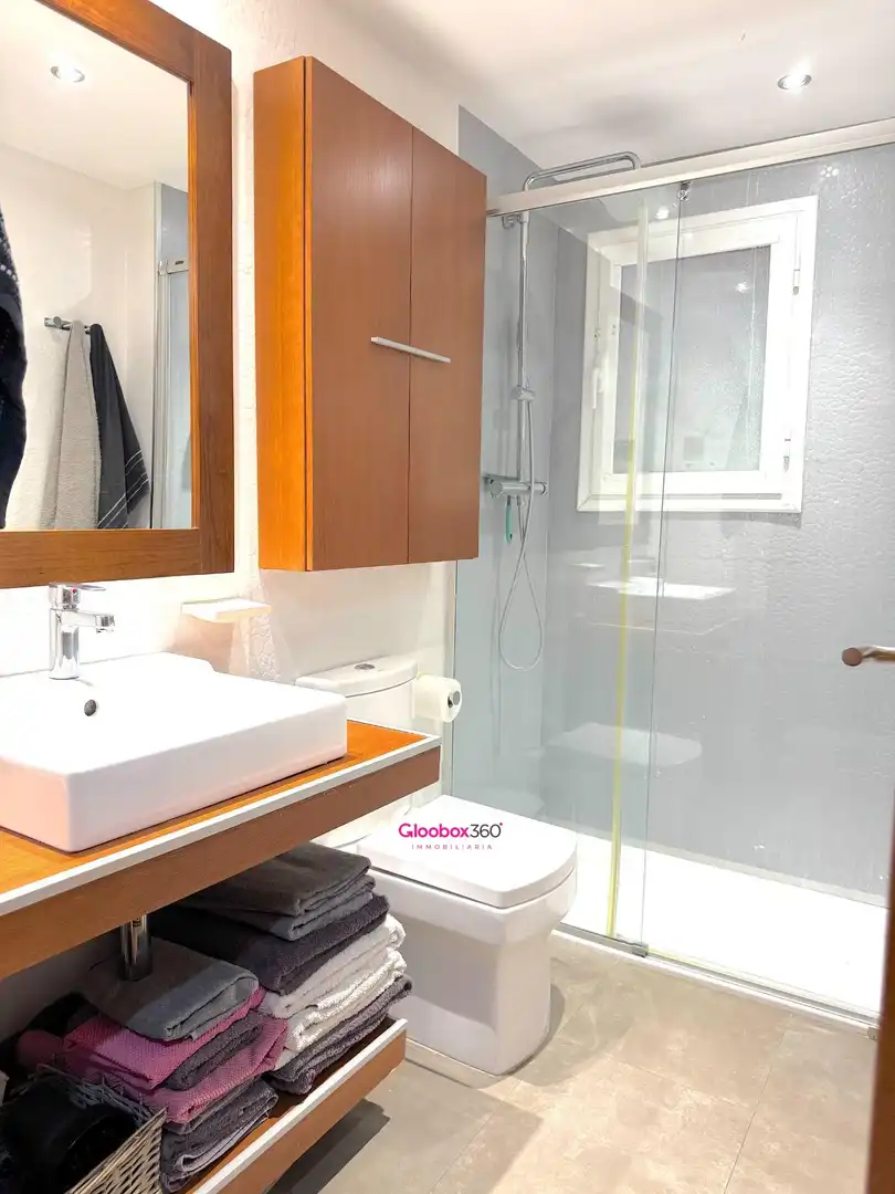 Badezimmer von Einfamilien-Reihenhaus zum Verkauf in Reus mit Klimaanlage, Heizung und Privatgarten