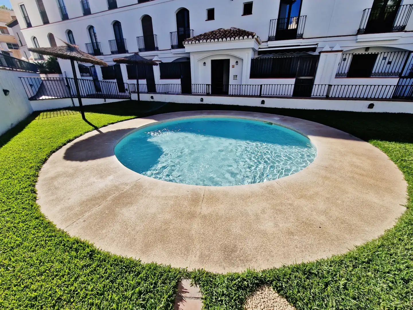 Piscina de Apartament en venda en Vélez de Benaudalla amb Moblat, Forn i Rentadora