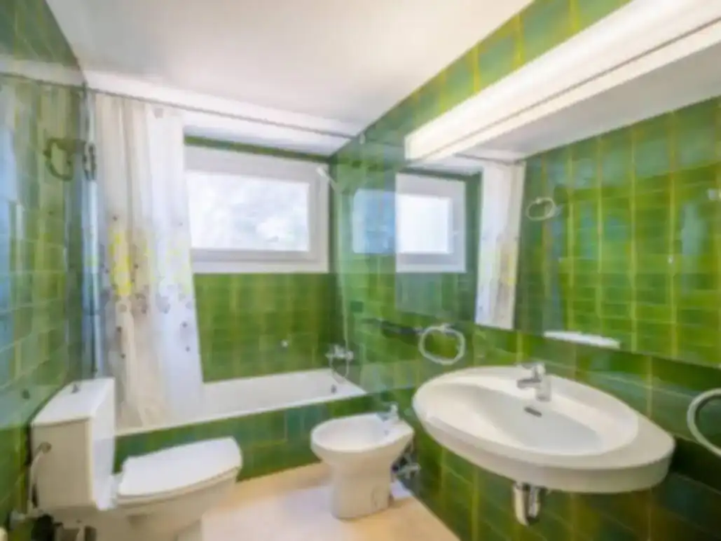 Baño de Piso de alquiler en L'Escala con Aire acondicionado, Piscina y Amueblado