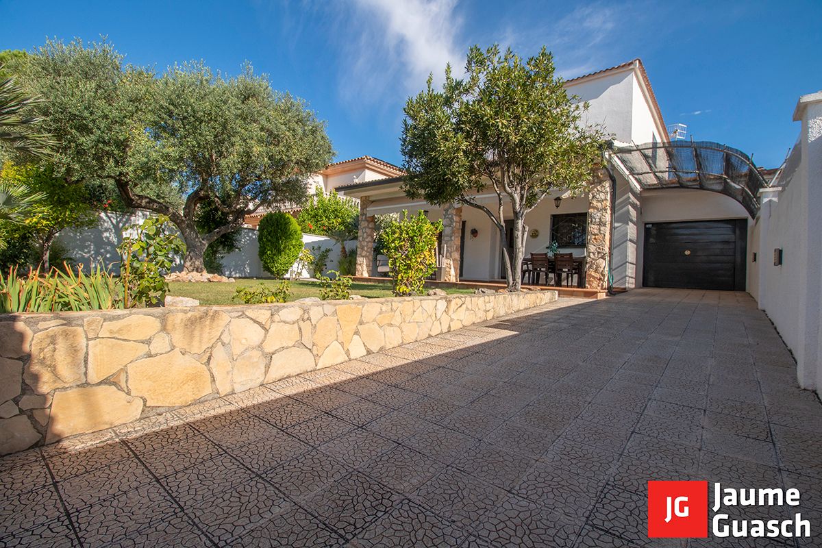 Vista exterior de Casa adosada en venda en Creixell amb Aire condicionat, Calefacció i Jardí privat