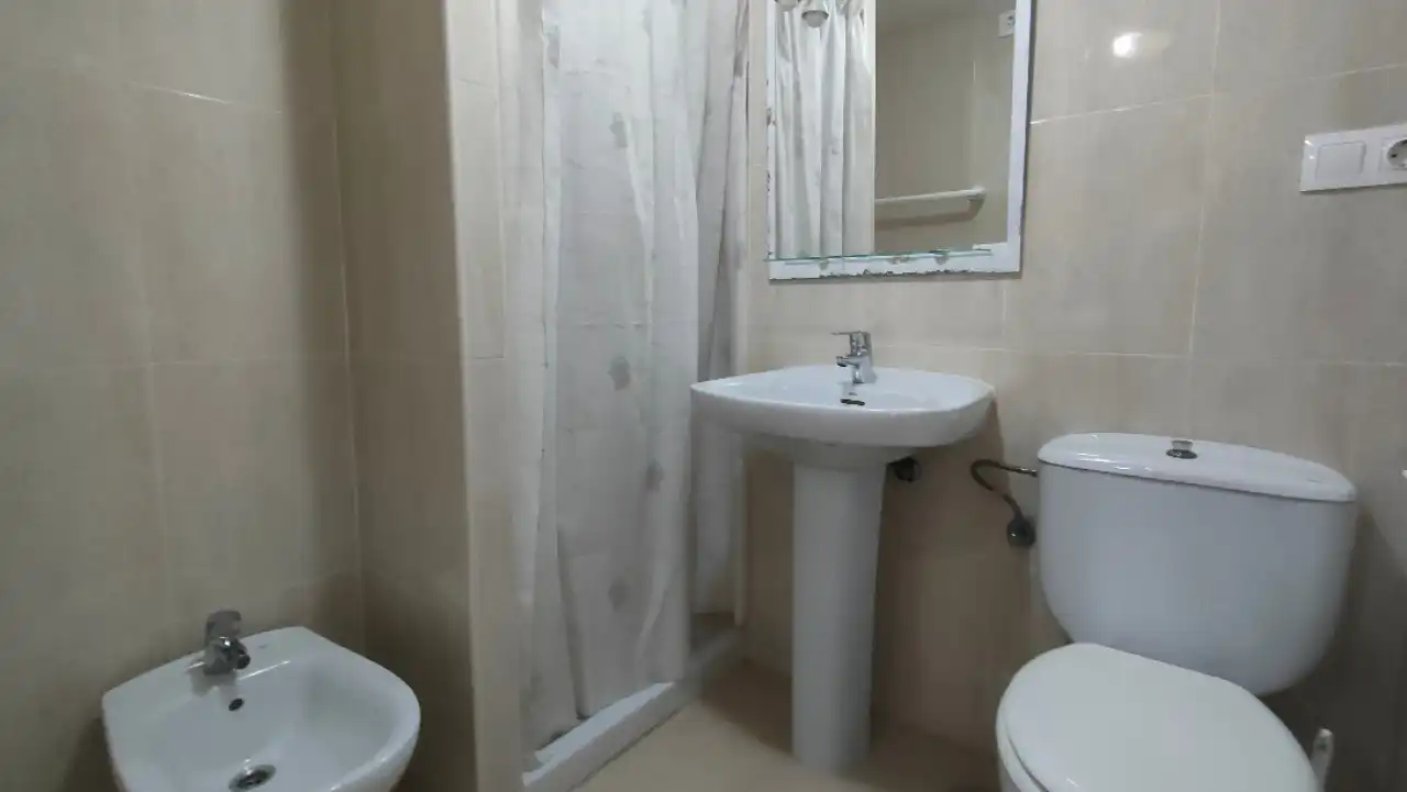 Baño de Apartamento en venta en Benidorm con Aire acondicionado, Amueblado y Piscina comunitaria