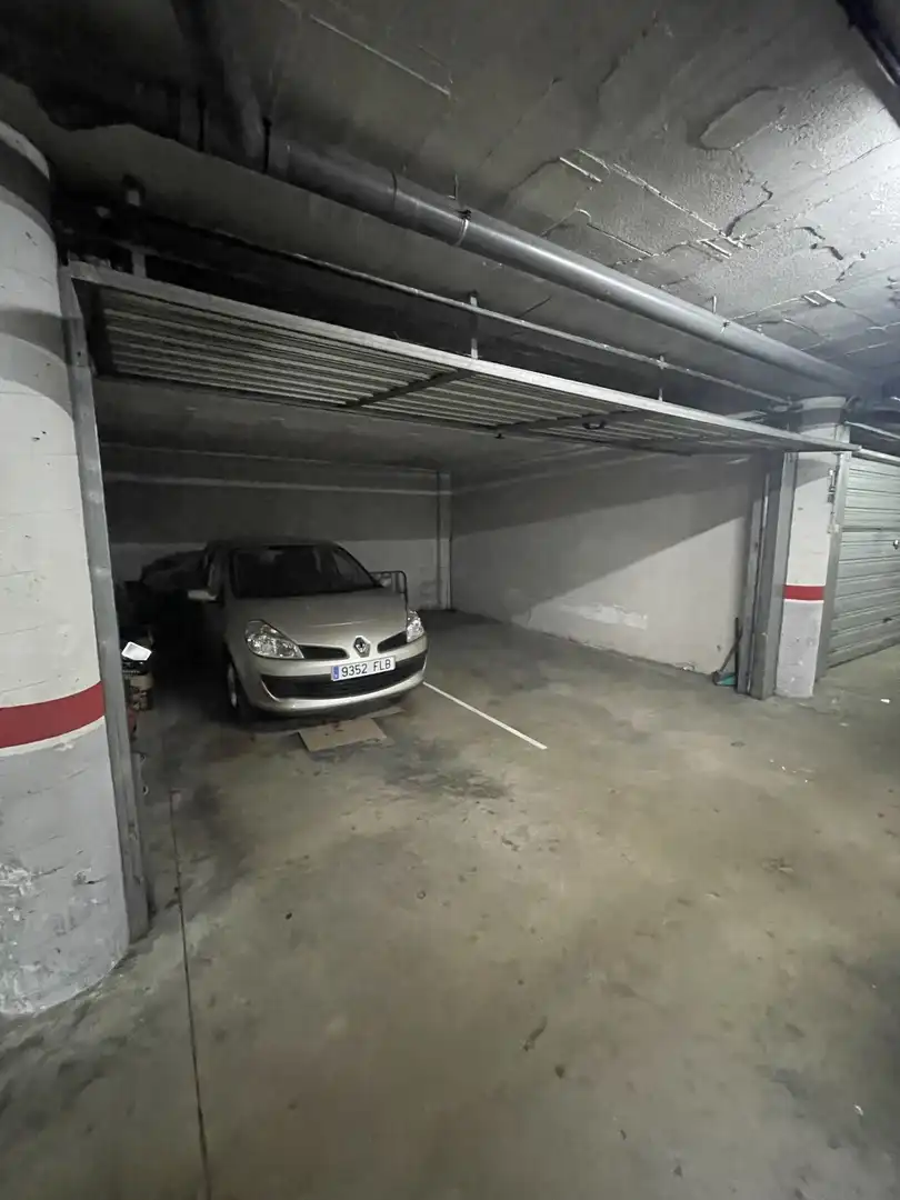 Aparcament de Dúplex en venda en Girona amb Calefacció i Terrassa
