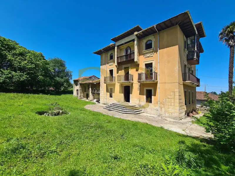 Vista exterior de Casa o xalet en venda en Llanes amb Jardí privat, Terrassa i Traster