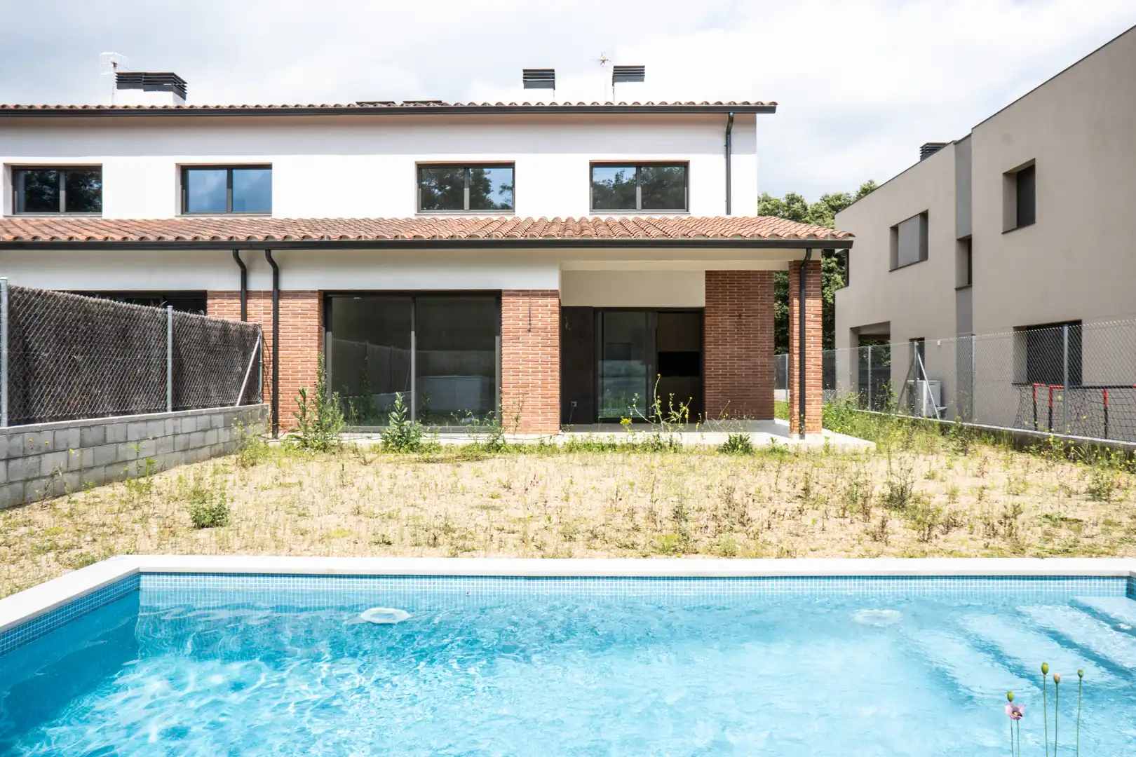 Außenansicht von Einfamilien-Reihenhaus zum Verkauf in Sant Esteve de Palautordera mit Heizung, Privatgarten und Terrasse