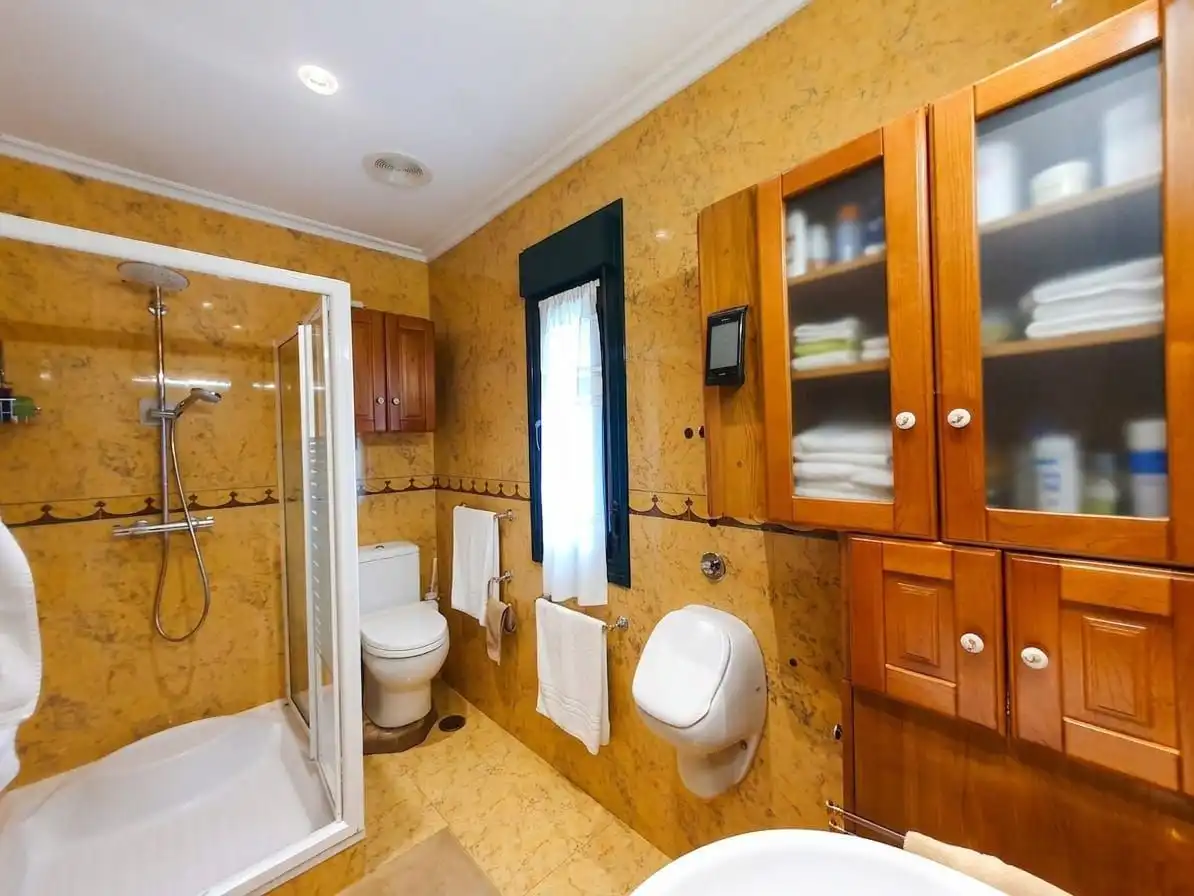 Badezimmer von Haus oder Chalet zum Verkauf in Grado mit Klimaanlage, Heizung und Terrasse