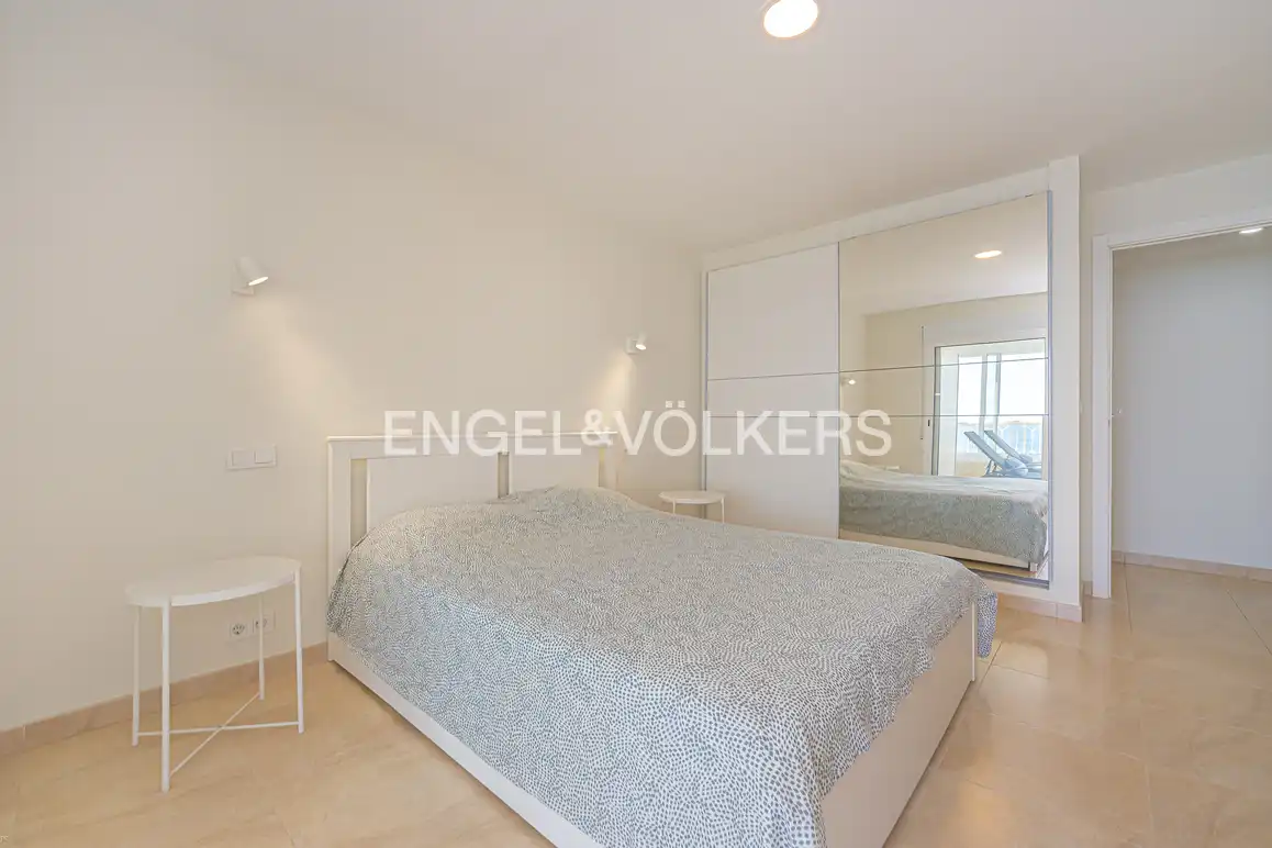 Bedroom of Flat for sale in Benidorm  with Air Conditioner, Terrace and Community pool