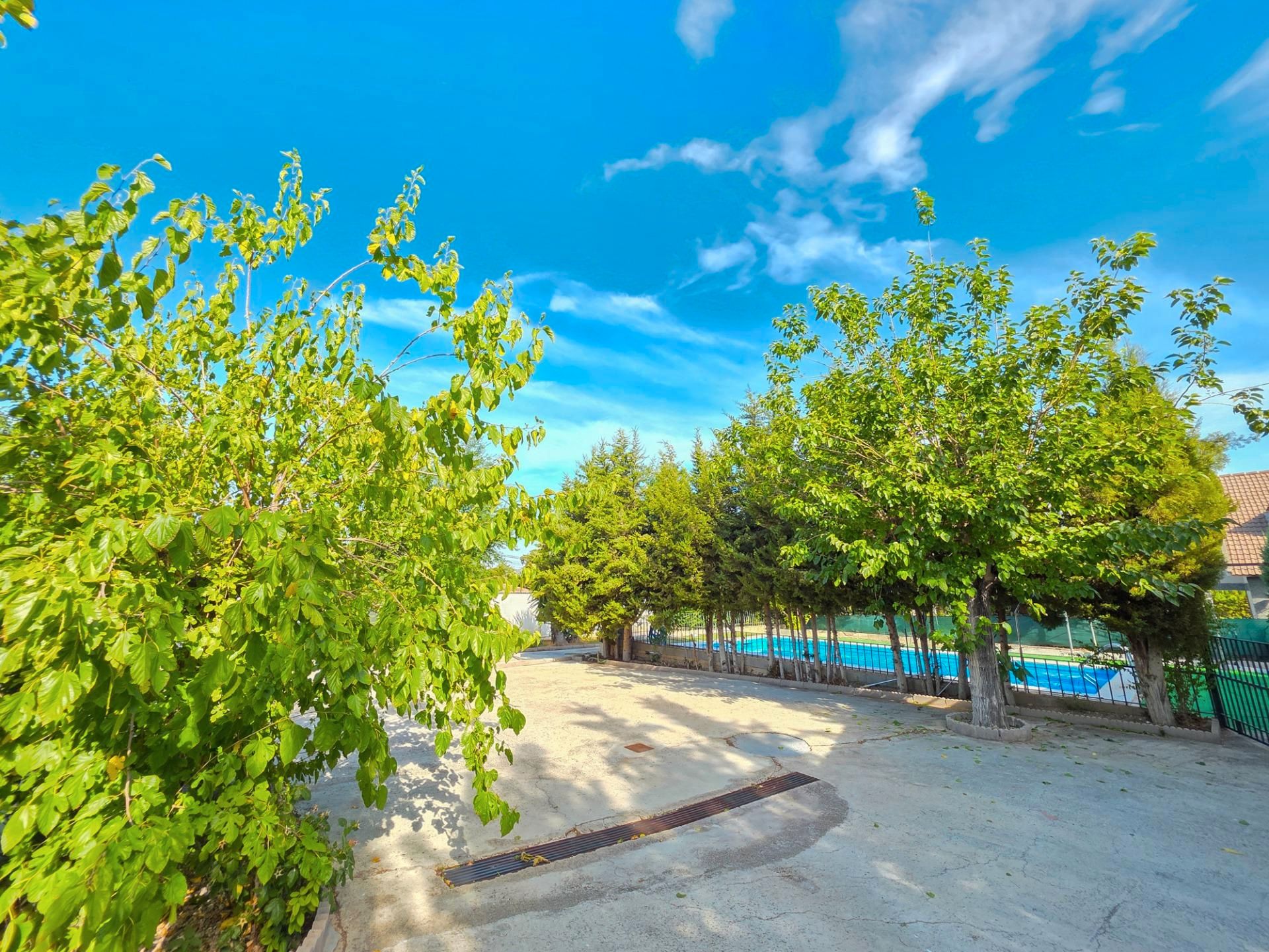 Vista exterior de Casa o xalet en venda en  Jaén Capital amb Aire condicionat, Traster i Piscina