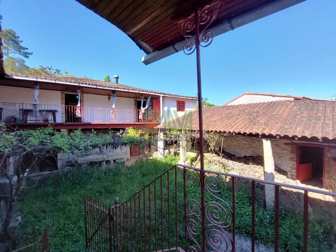Vista exterior de Casa o xalet en venda en Castrelo de Miño amb Jardí privat i Balcó