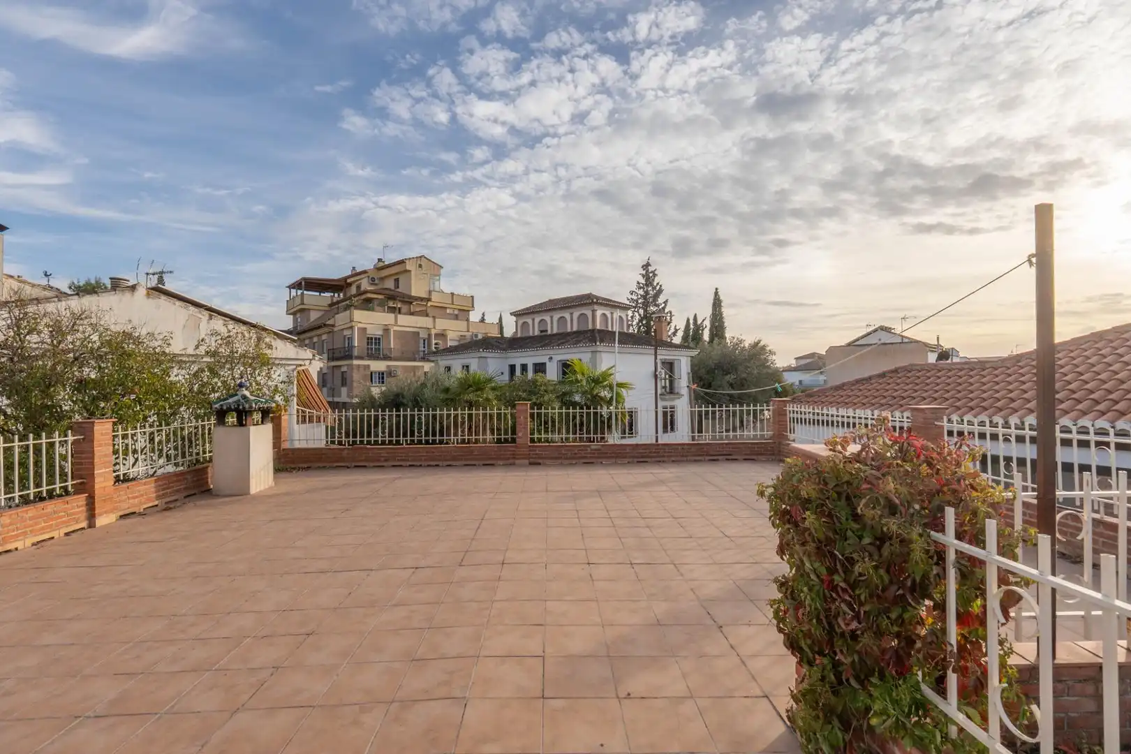 Vista exterior de Casa o xalet en venda en La Zubia amb Calefacció, Jardí privat i Terrassa