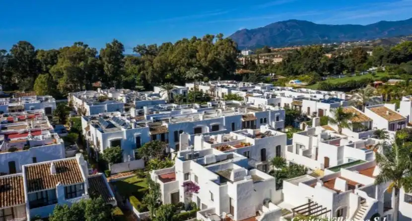 Vista exterior de Estudio de alquiler en Estepona con Aire acondicionado, Calefacción y Jardín privado