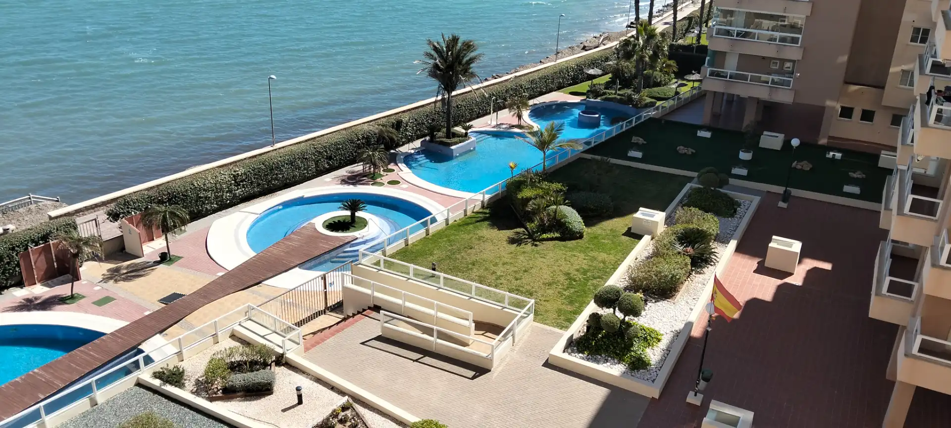 Schwimmbecken von Wohnung zum Verkauf in La Manga del Mar Menor mit Klimaanlage, Heizung und Privatgarten