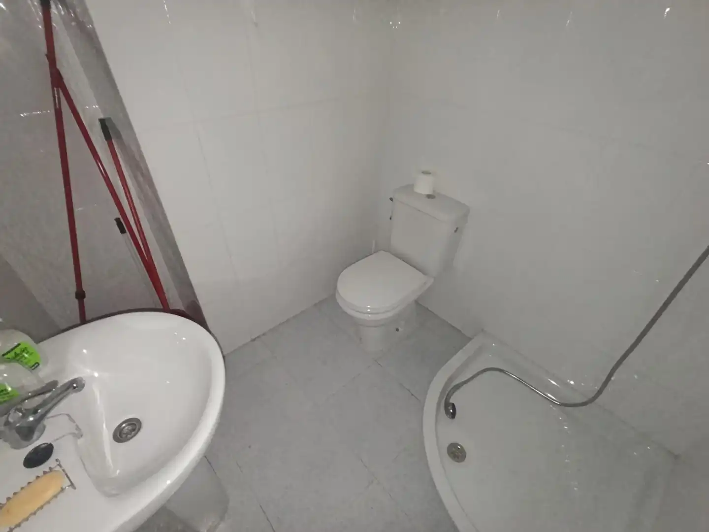 Badezimmer von Erdgeschoss zum Verkauf in Teverga mit Privatgarten