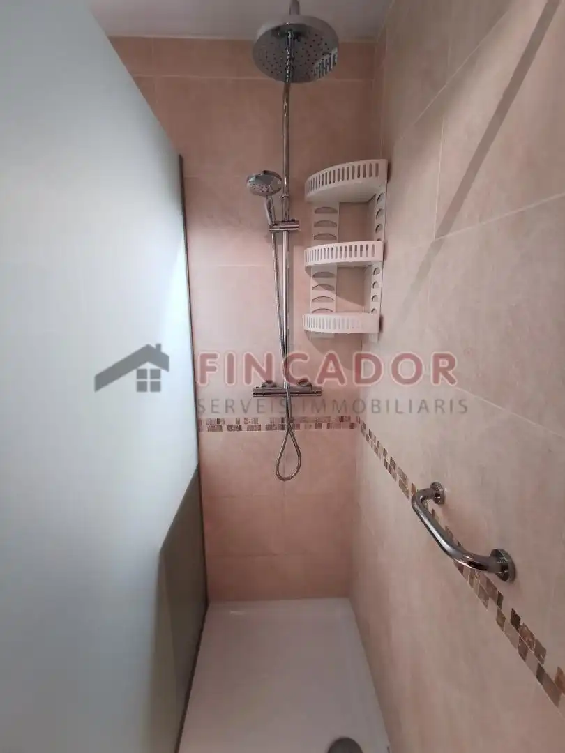 Baño de Piso en venta en Cornellà de Llobregat con Calefacción, Parquet y Balcón