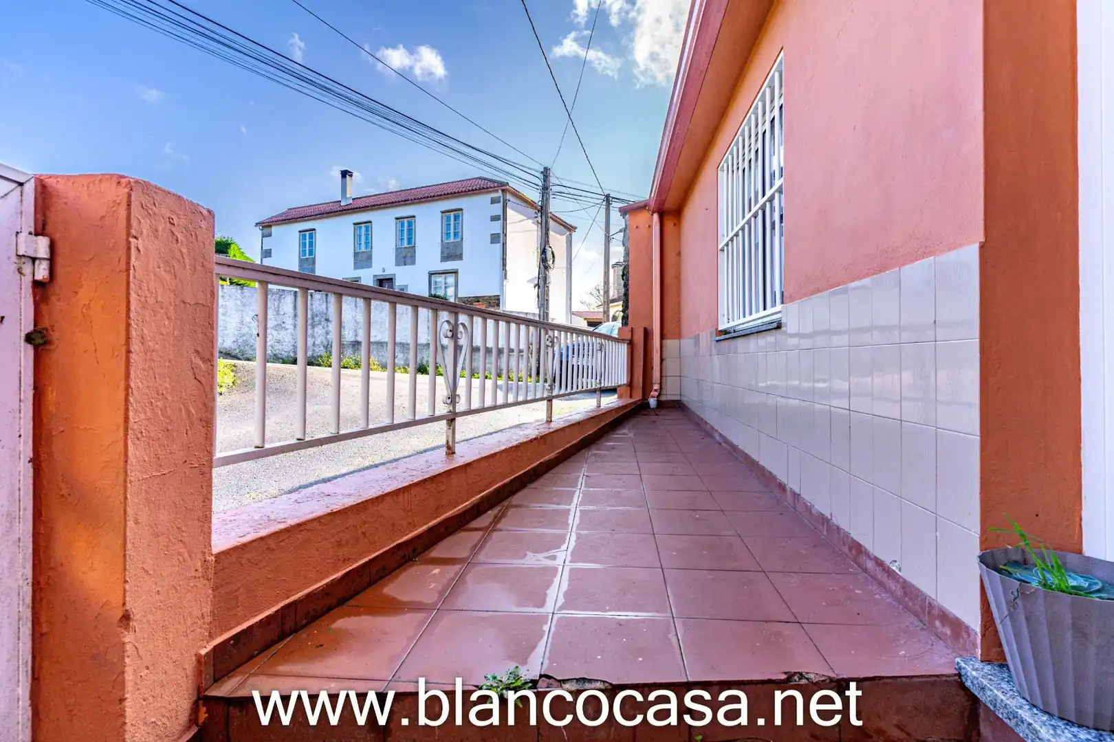 Außenansicht von Haus oder Chalet zum Verkauf in Ponteceso mit Privatgarten, Terrasse und Abstellraum