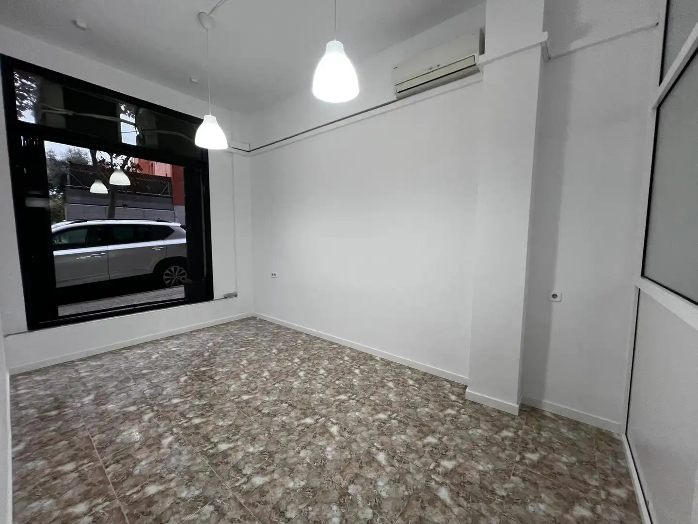 Local de alquiler en Carrer del Xaloc, Montigalà, Montigalà - Sant Crist