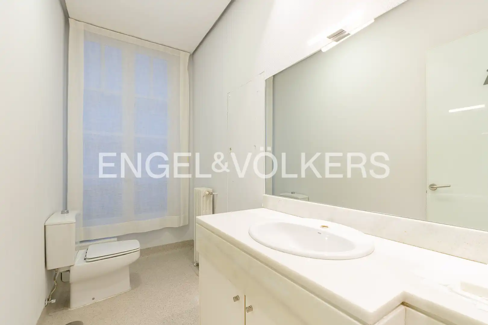 Baño de Piso en venta en Madrid con Calefacción, Trastero y Balcón